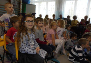 dzieci i pracownicy przedszkola przyglądają sie przedstawieniu